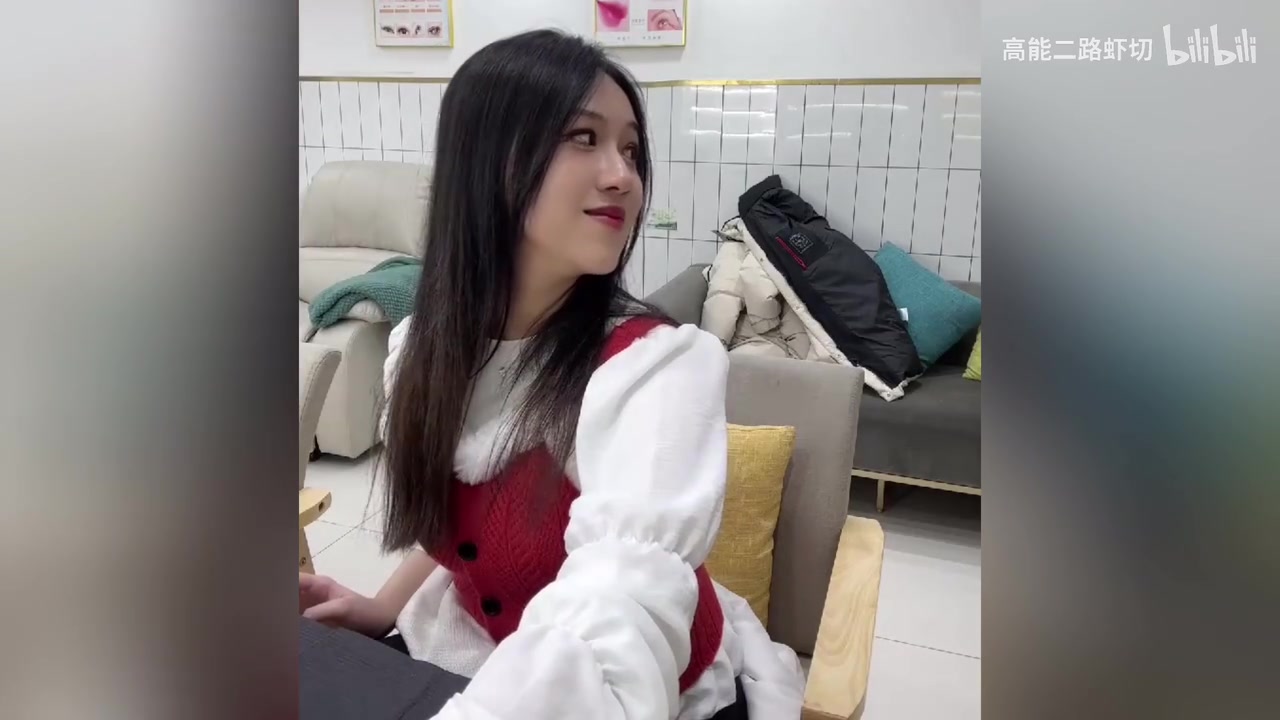 谈球吧官网登录入口大明星！Suki户外做美甲 粉丝不停的往店里点外卖！