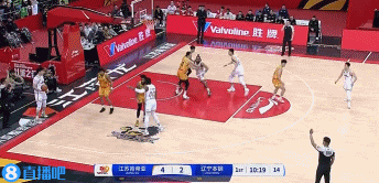 谈球吧(中国)官方网站底线球不是难题！张镇麟底线球助奥利弗空接暴扣&奥利弗微微一笑