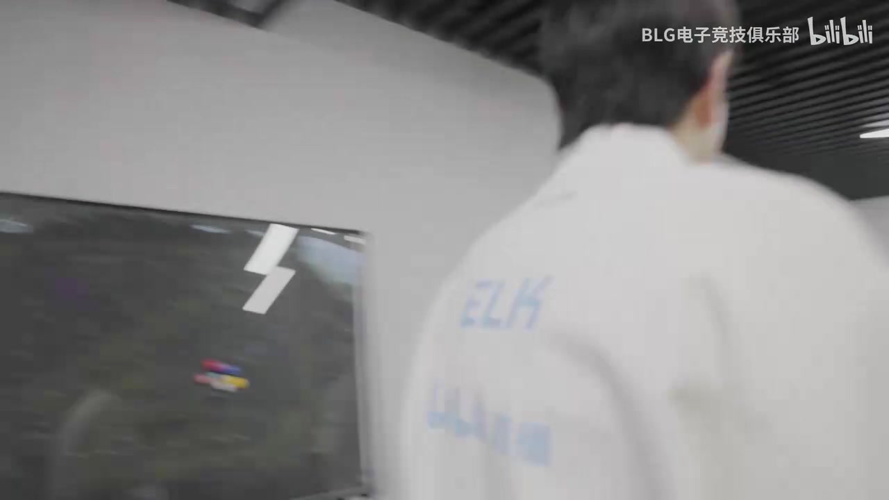 谈球吧体育官网入口神情落寞＋无可奈何：输给TES后 BLG全员在后台情绪表现的很低落