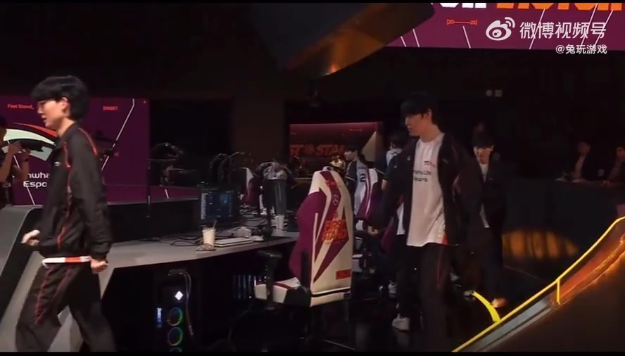 谈球吧体育官网入口韩网热议CFO Driver赛后90度鞠躬：看到偶像了 zeus和viper吓到了