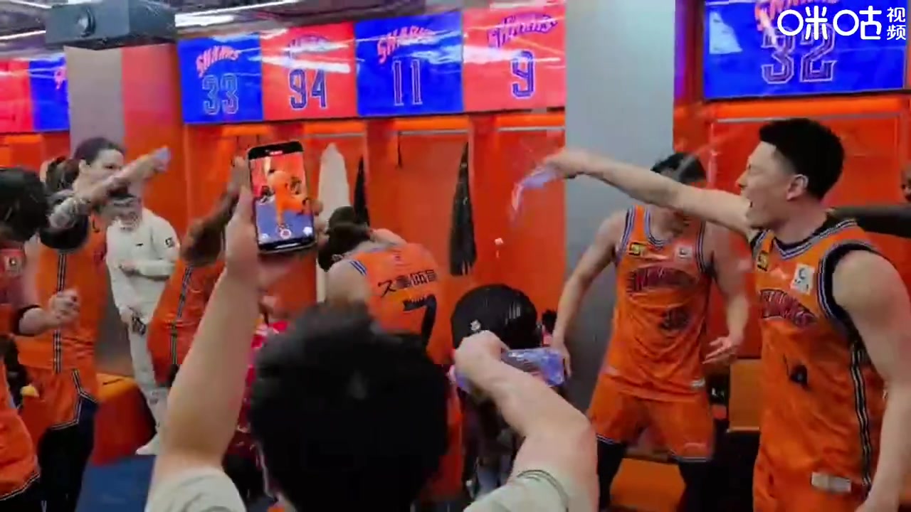 谈球吧体育app下载比夺冠还开心🥳上海全队在更衣室激情庆祝！往哈维头上疯狂浇水