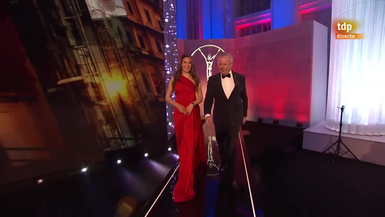 谈球吧体育app官网劳伦斯颁奖典礼，谷爱凌在出场时不慎被裙摆绊倒