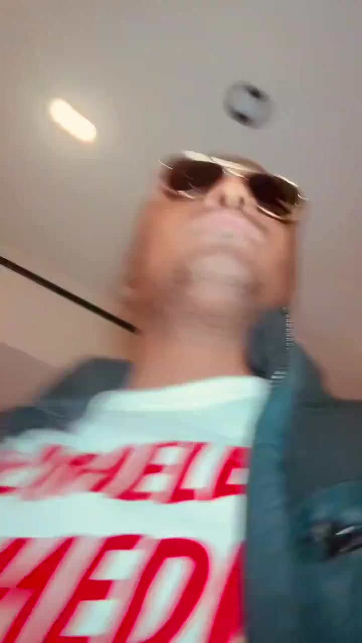 谈球吧体育官网入口🤢碰瓷？被德罗赞揍的男子连发18条推文📕疯狂宣传他的新书