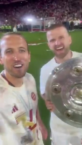 谈球吧体育官网入口等了太久！凯恩典礼上连发三推庆祝夺冠：捧杯，淋啤酒，调侃自己