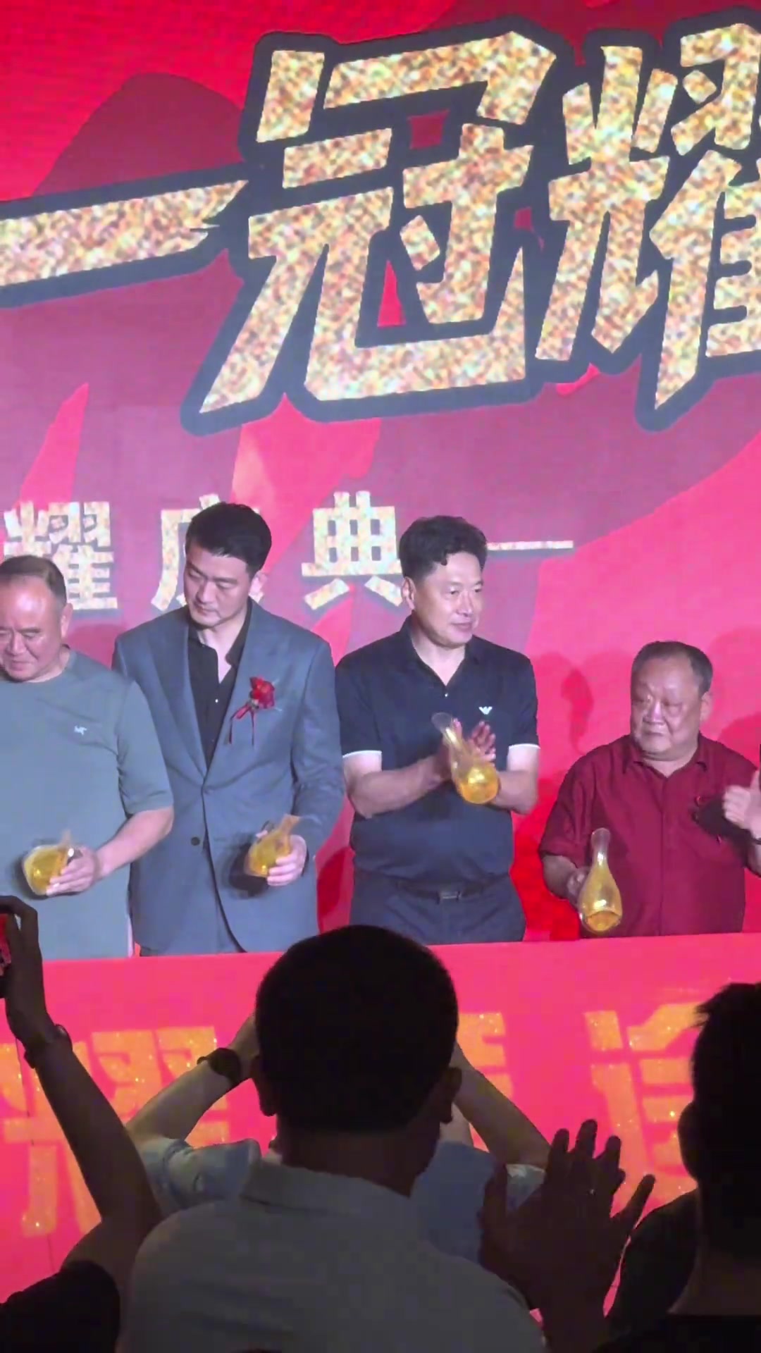 谈球吧体育app下载久违了~🥂前主帅李春江现身广厦首冠庆功宴 端起酒杯直接一口闷