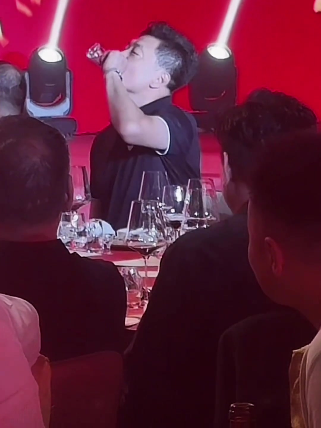 谈球吧体育app下载久违了~🥂前主帅李春江现身广厦首冠庆功宴 端起酒杯直接一口闷