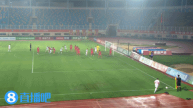 谈球吧(中国)官方网站半场-艾尼瓦尔远射破门李亚楠黄油手送礼 陕西联合1-0青岛红狮